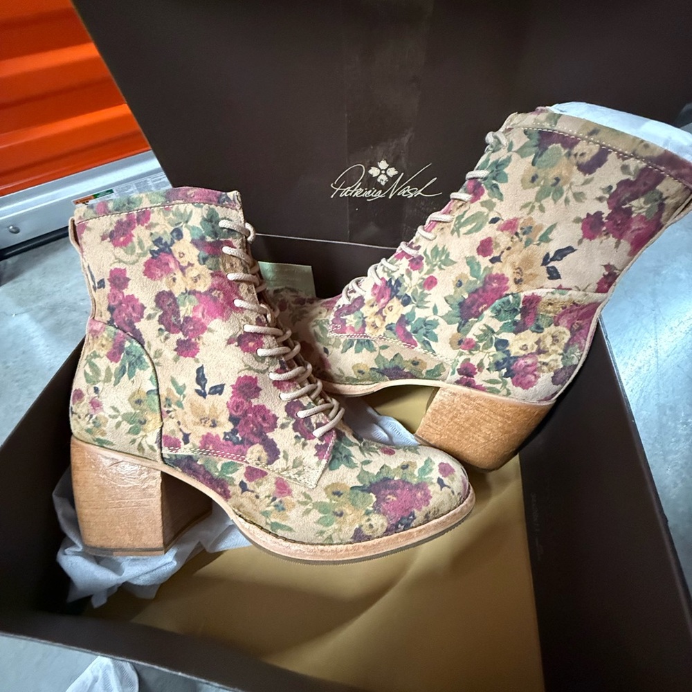 Patricia Nash Floral Heeled Boots - Cream and Purple 9US but better for 39EU
